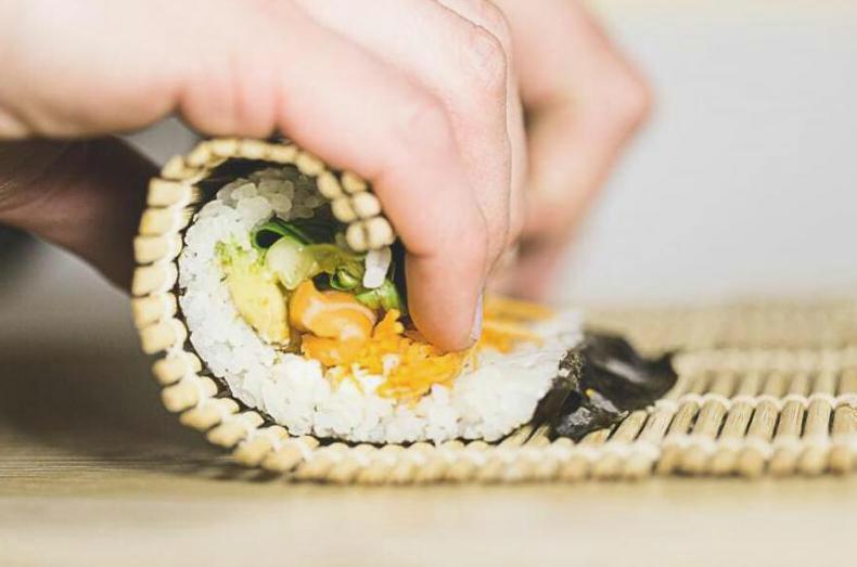 Jak zrobić sushi? Przydatne wskazówki i triki