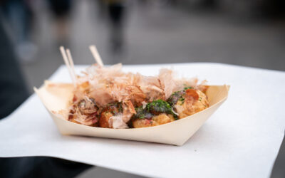 Japoński street food: takoyaki, okonomiyaki, yakitori i co warto spróbować poza sushi