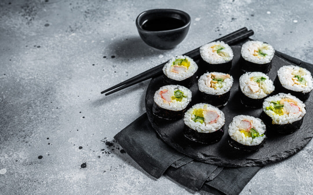 Kimbap kontra sushi: różnice między japońskimi i koreańskimi rolkami