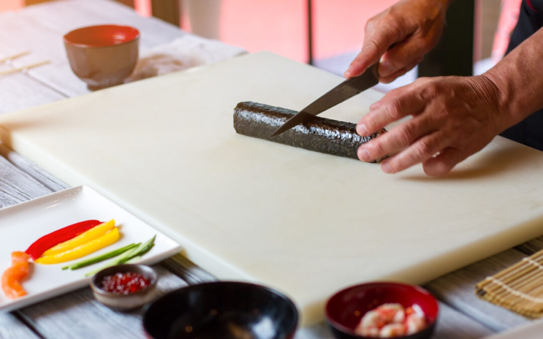 Przewodnik po narzędziach do sushi: od noża yanagiba po matę makisu