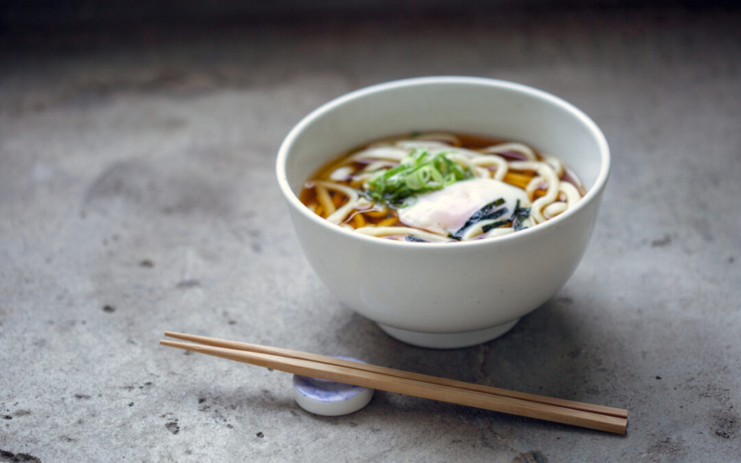 Różnice między ramenem, udon i sobą – przewodnik po japońskich makaronach